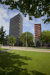 806196 Gezicht op de twee studentenflats ( De Bisschoppen ) aan het Salamancapad en de Cambridgelaan te Utrecht, met op ...